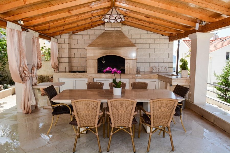 Outdoor dining with fire place