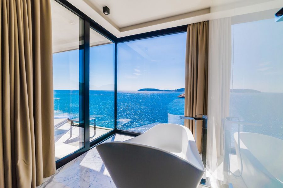 Bathtub with jaw-dropping view