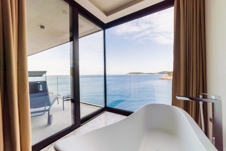 Bathtub with jaw-dropping view