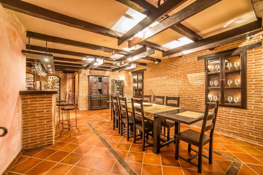 Wine cellar with table for 8 persons
