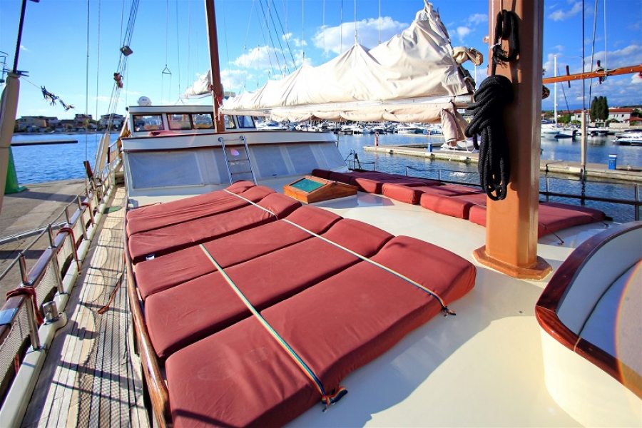 Sunbathing mattresses on the bow deck