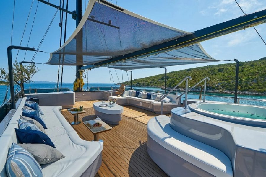 Deck with jacuzzi