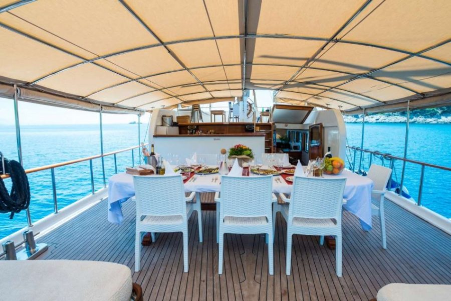 Dining zone at stern deck